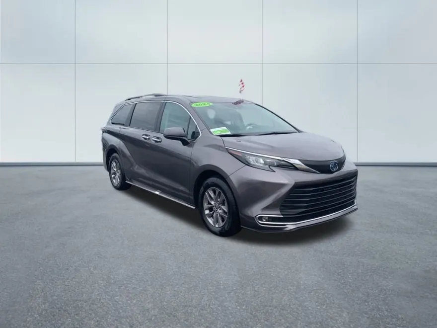 2024 Toyota Sienna XLE photo 1