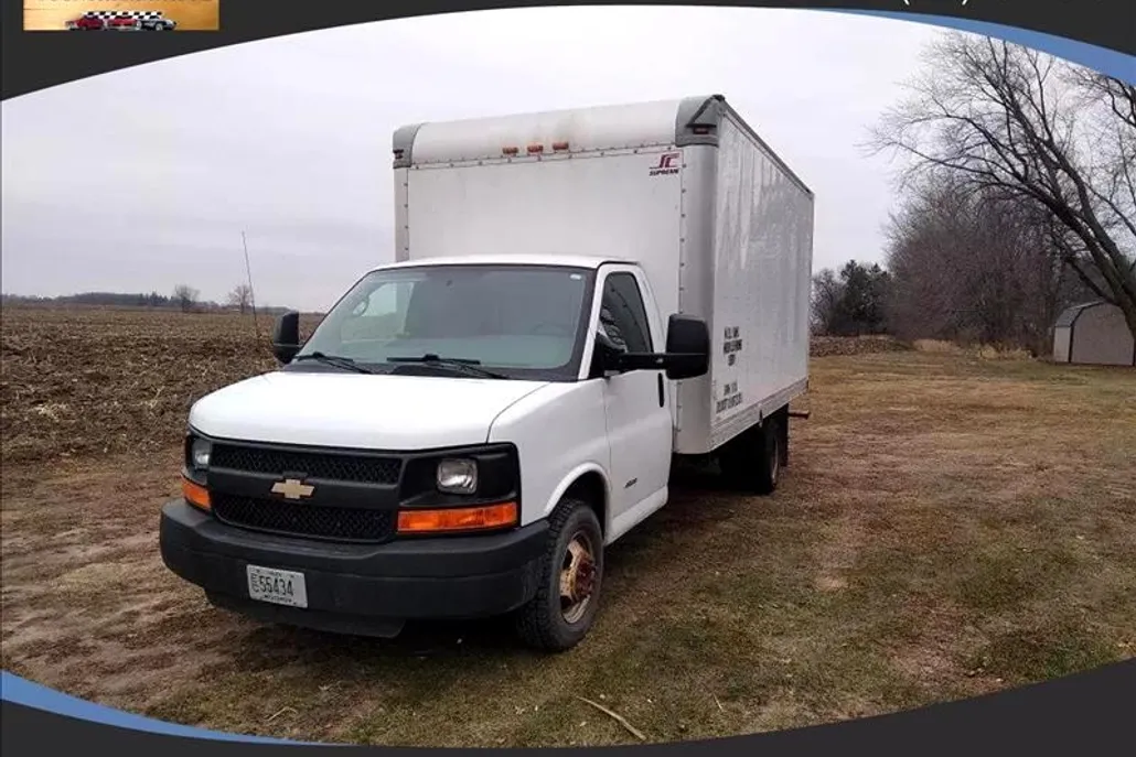 2014 Chevrolet Express Cutaway photo 1