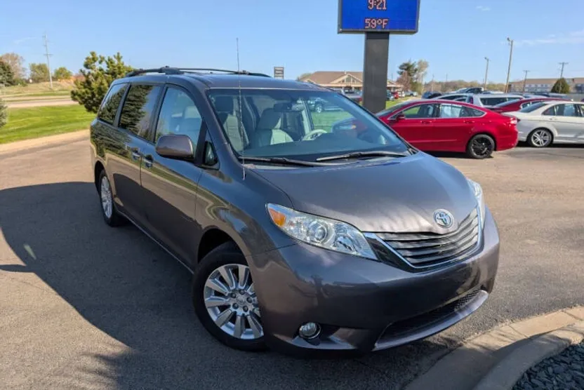 2014 Toyota Sienna XLE photo 1
