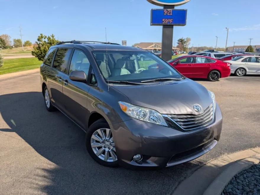 2014 Toyota Sienna XLE photo 1