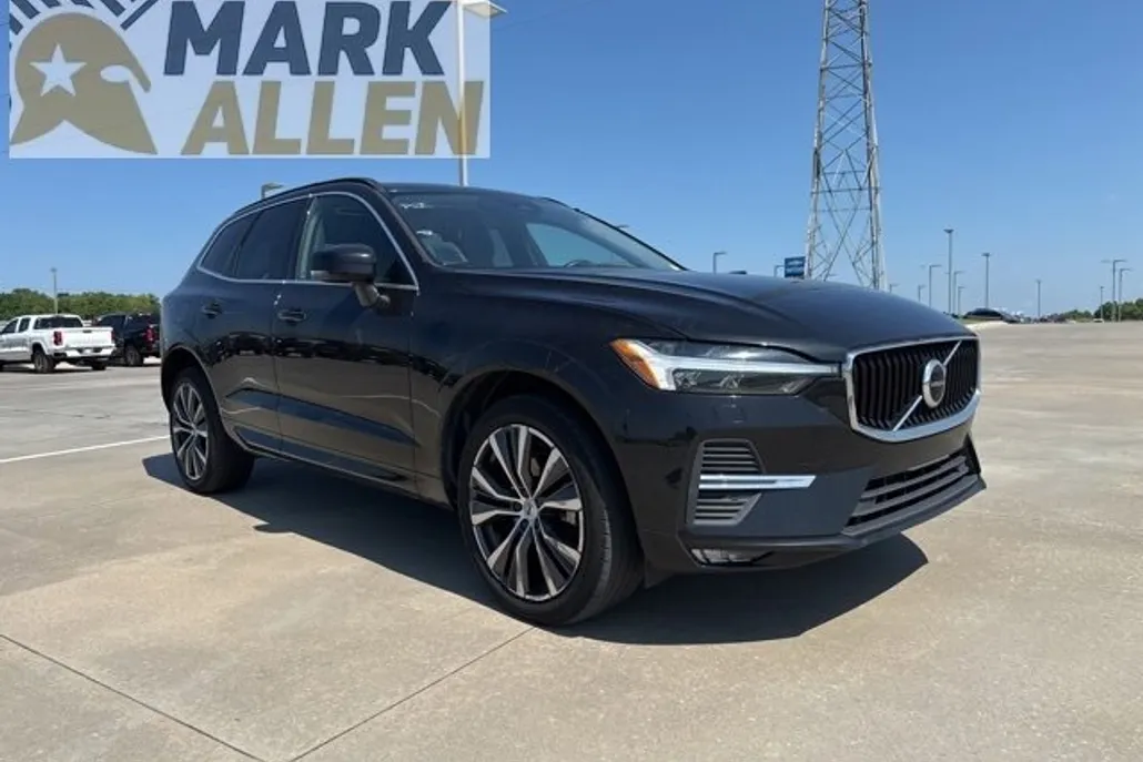 2022 Volvo XC60 Momentum photo 1