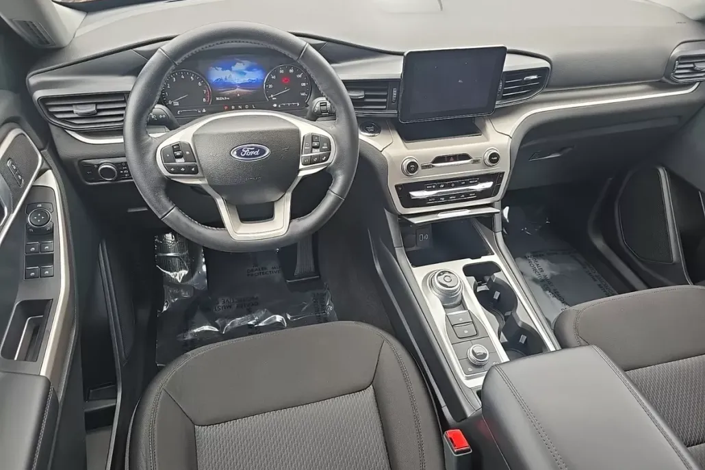 2023 Ford Explorer XLT photo 1
