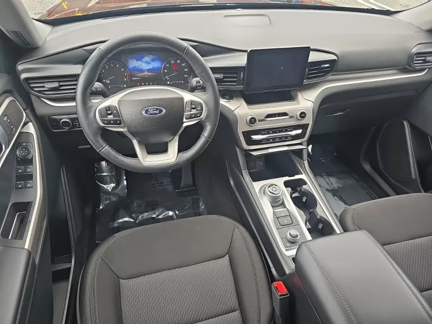 2023 Ford Explorer XLT photo 1