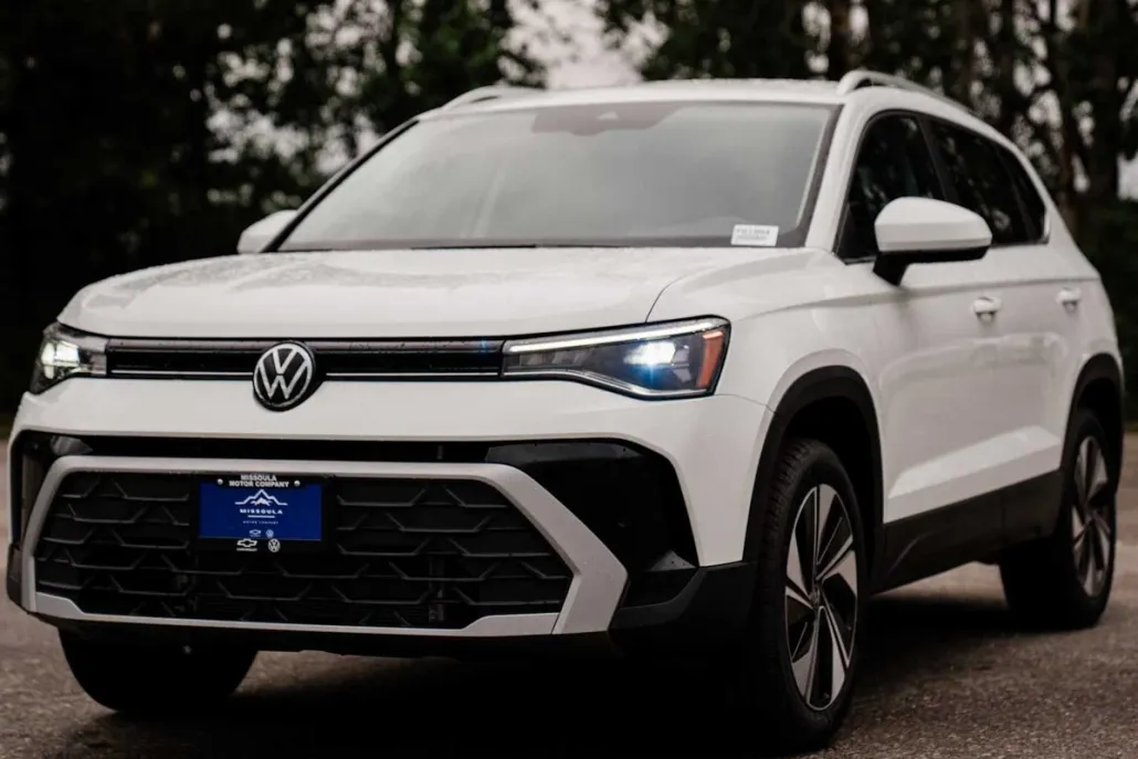 2025 Volkswagen Taos SE photo 1