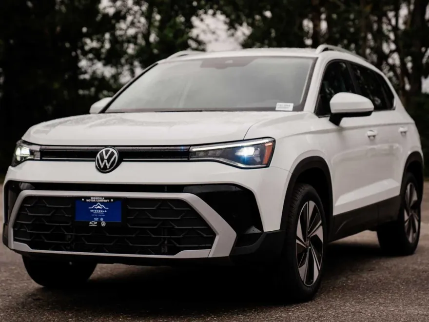 2025 Volkswagen Taos SE photo 1