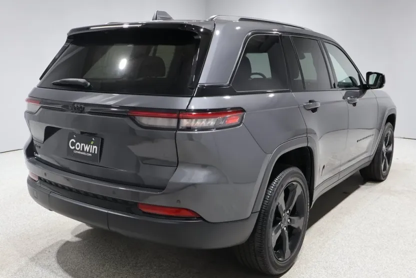 2022 Jeep Grand Cherokee Laredo Altitude photo 1