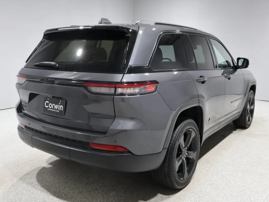 2022 Jeep Grand Cherokee Laredo Altitude photo 1