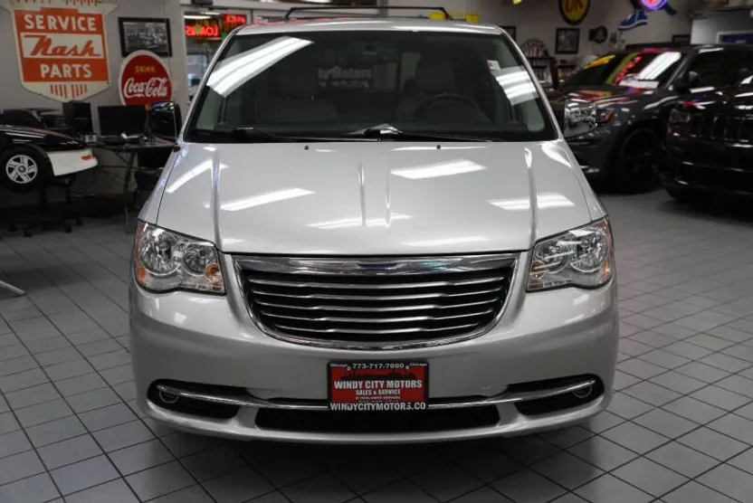 2011 Chrysler Town & Country photo 1