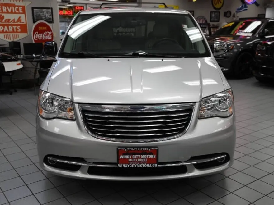 2011 Chrysler Town & Country photo 1