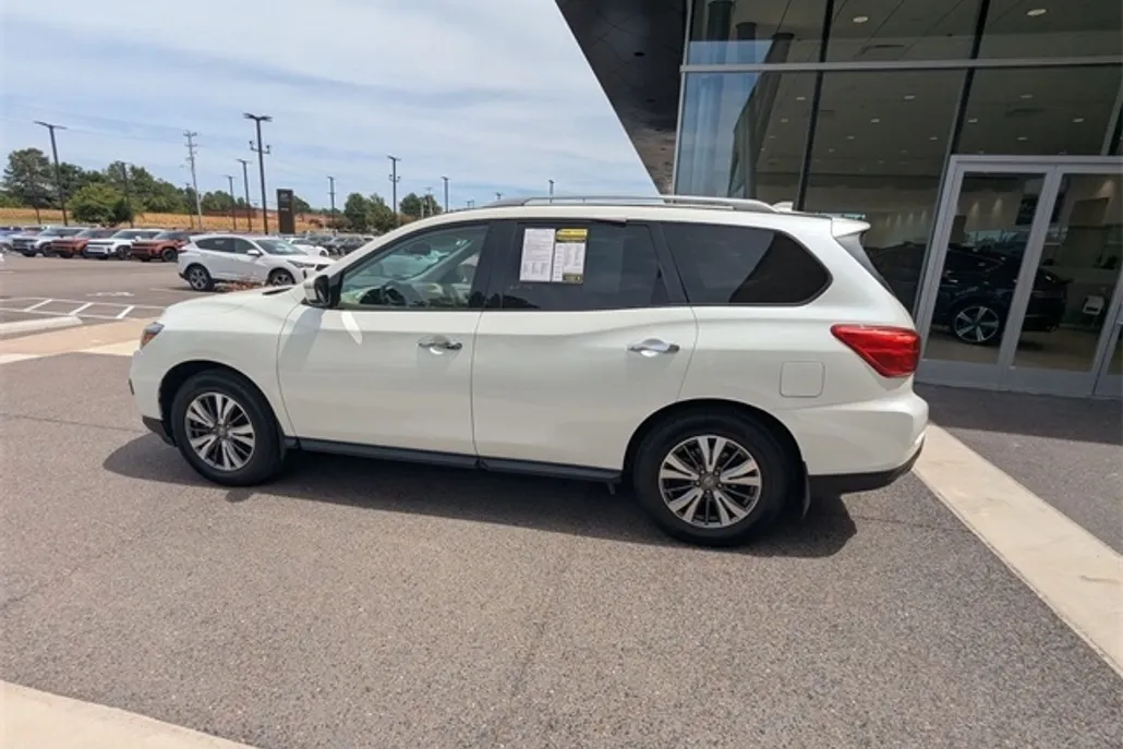 2020 Nissan Pathfinder SV photo 1