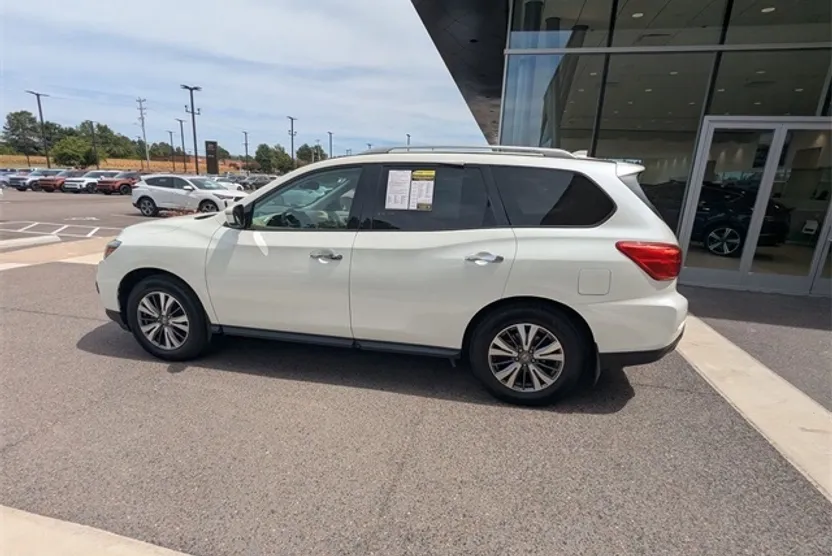 2020 Nissan Pathfinder SV photo 1