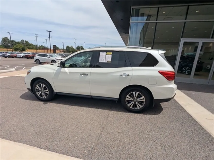 2020 Nissan Pathfinder SV photo 1