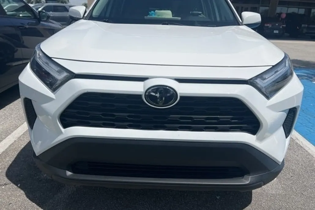 2023 Toyota RAV4 XLE photo 1
