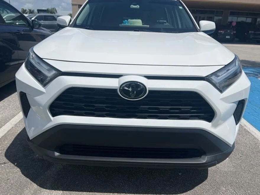 2023 Toyota RAV4 XLE photo 1