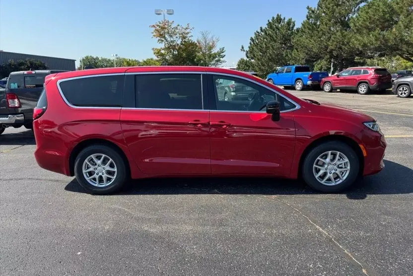 2026 Chrysler Pacifica photo 1