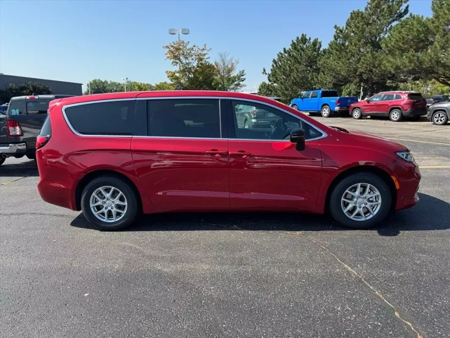 2026 Chrysler Pacifica photo 1