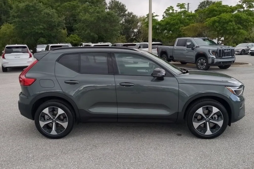 2026 Volvo XC40 Core photo 1