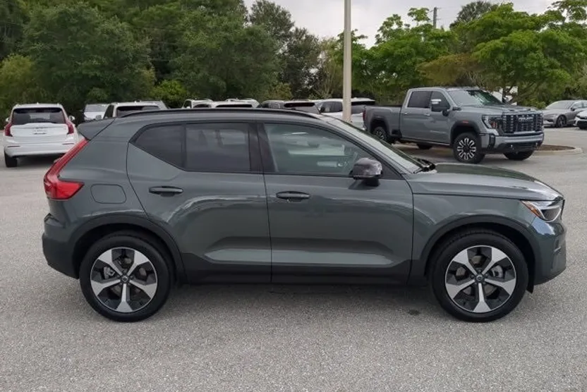 2026 Volvo XC40 Core photo 1