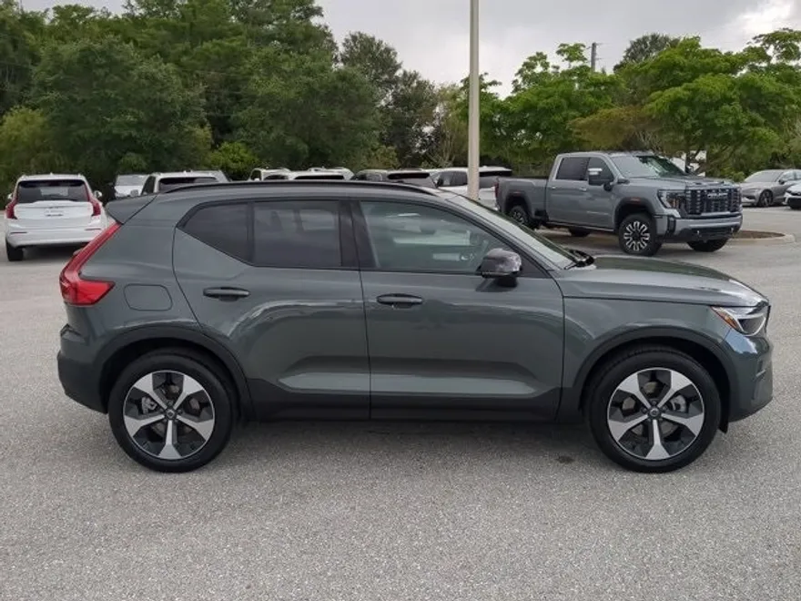 2026 Volvo XC40 Core photo 1