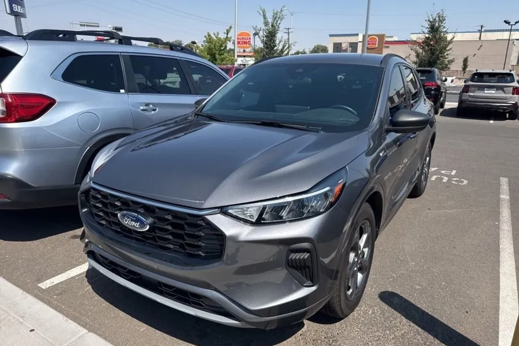 2024 Ford Escape ST-Line photo 1