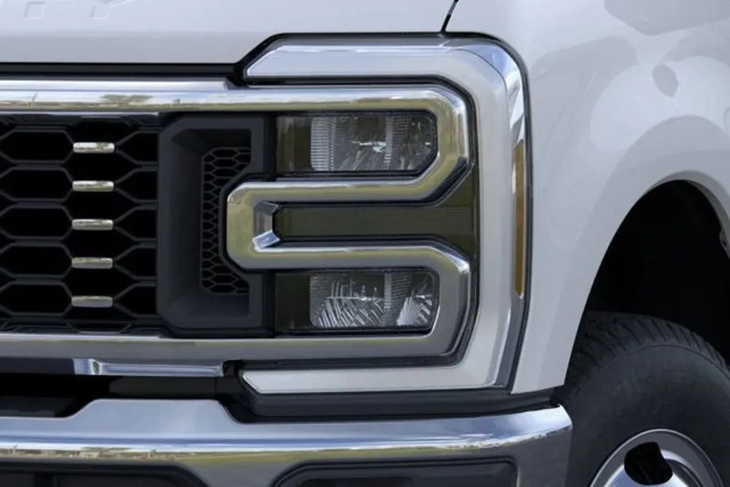 2025 Ford F-350 Lariat photo 1