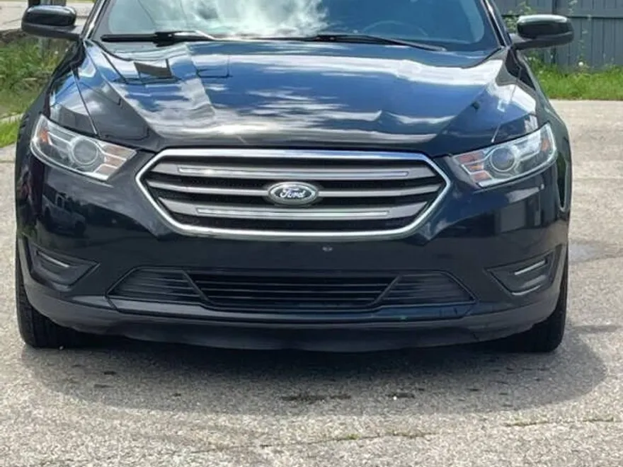 2016 Ford Taurus SEL photo 1