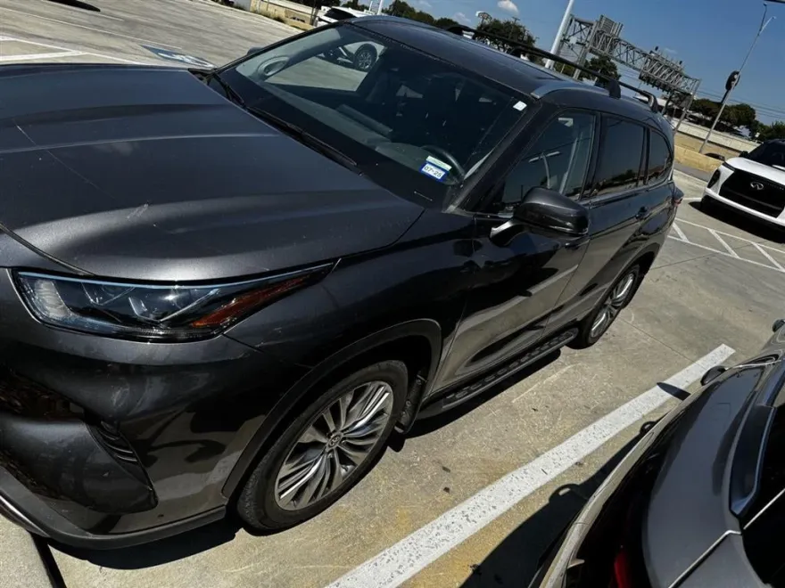 2022 Toyota Highlander Platinum photo 1
