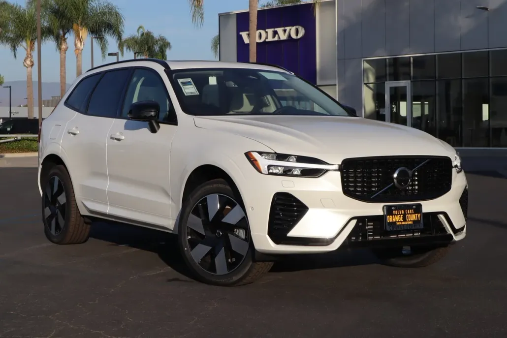 2025 Volvo XC60 Hybrid T8 Plus photo 1