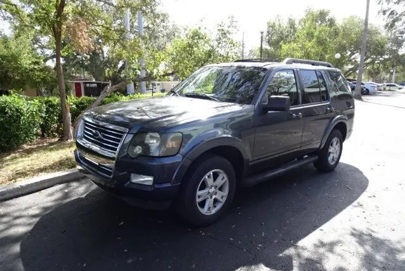 2010 Ford Explorer XLT photo 1