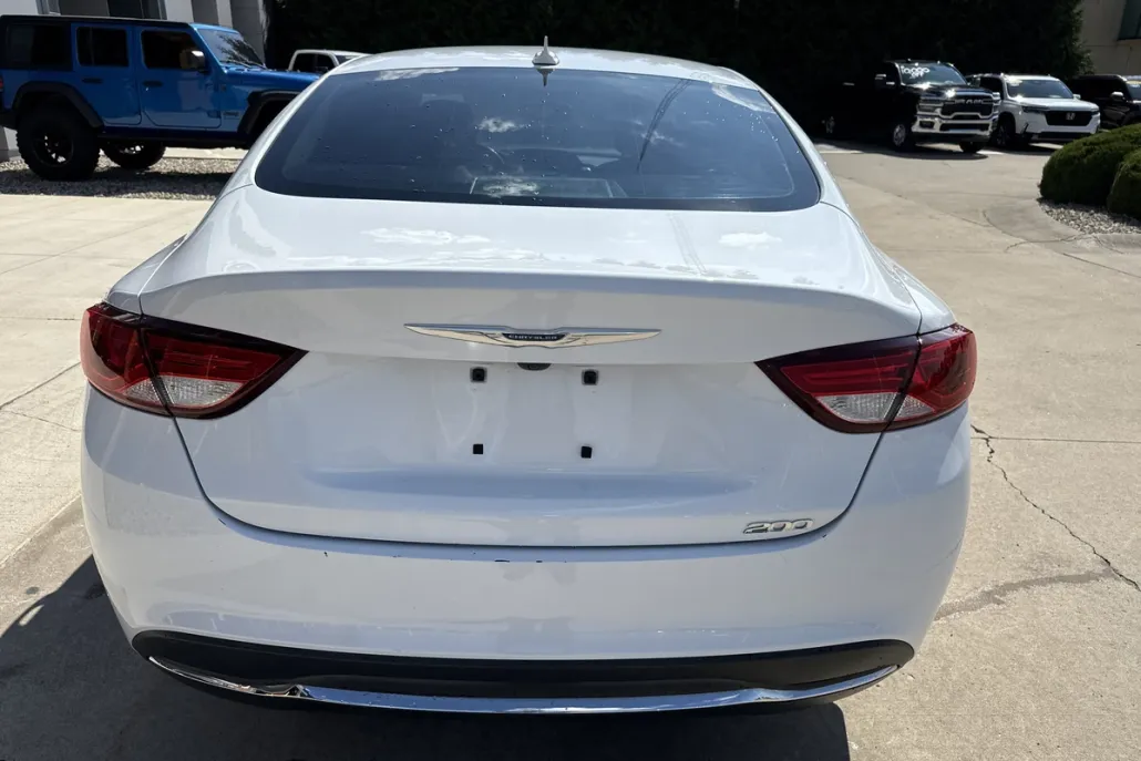 2017 Chrysler 200 Limited photo 1