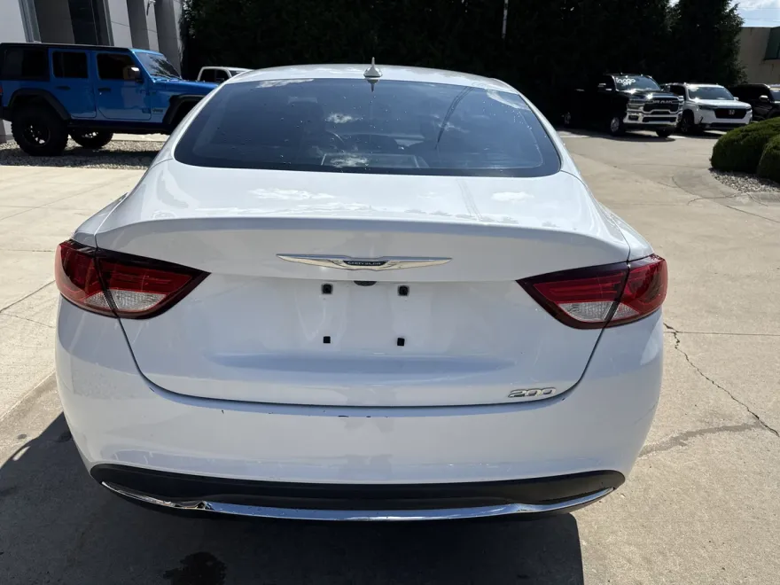 2017 Chrysler 200 Limited photo 1