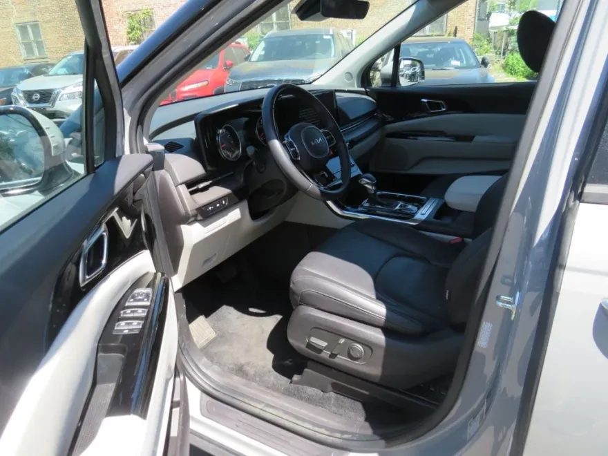 2024 Kia Carnival EX photo 9
