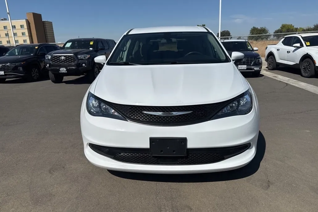2022 Chrysler Voyager LX photo 1