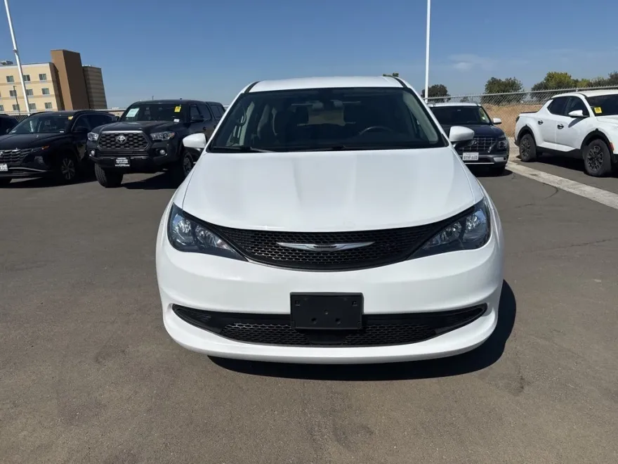 2022 Chrysler Voyager LX photo 1