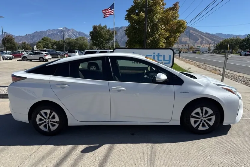 2018 Toyota Prius One Two photo 1