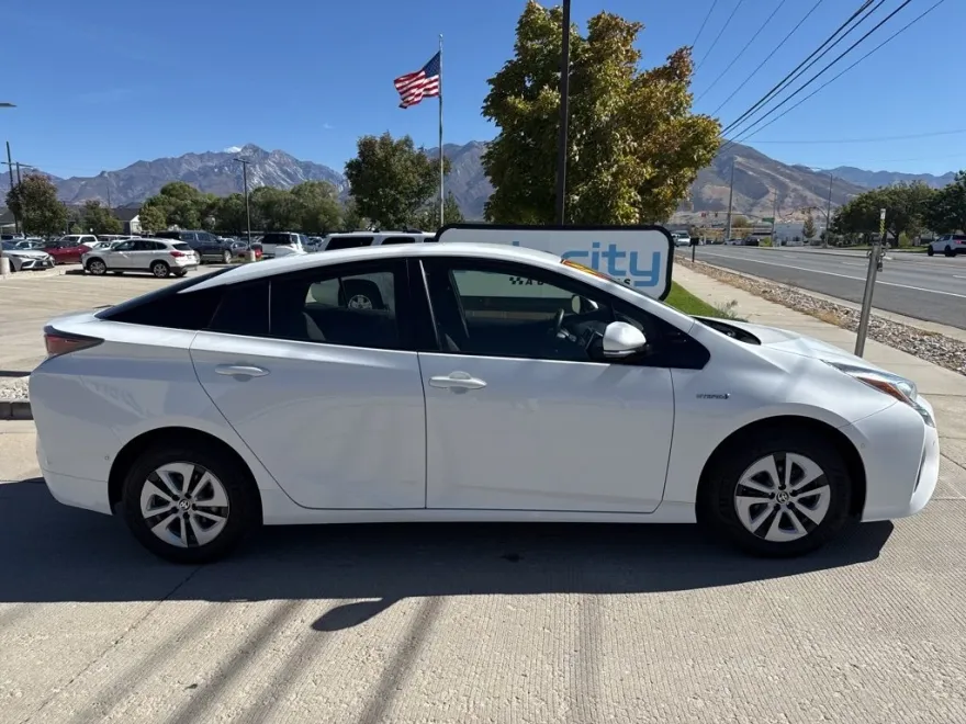 2018 Toyota Prius One Two photo 1