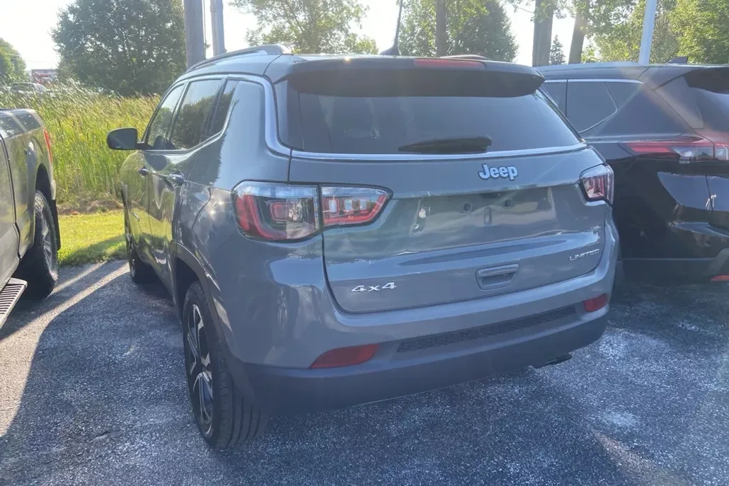 2022 Jeep Compass Limited photo 1