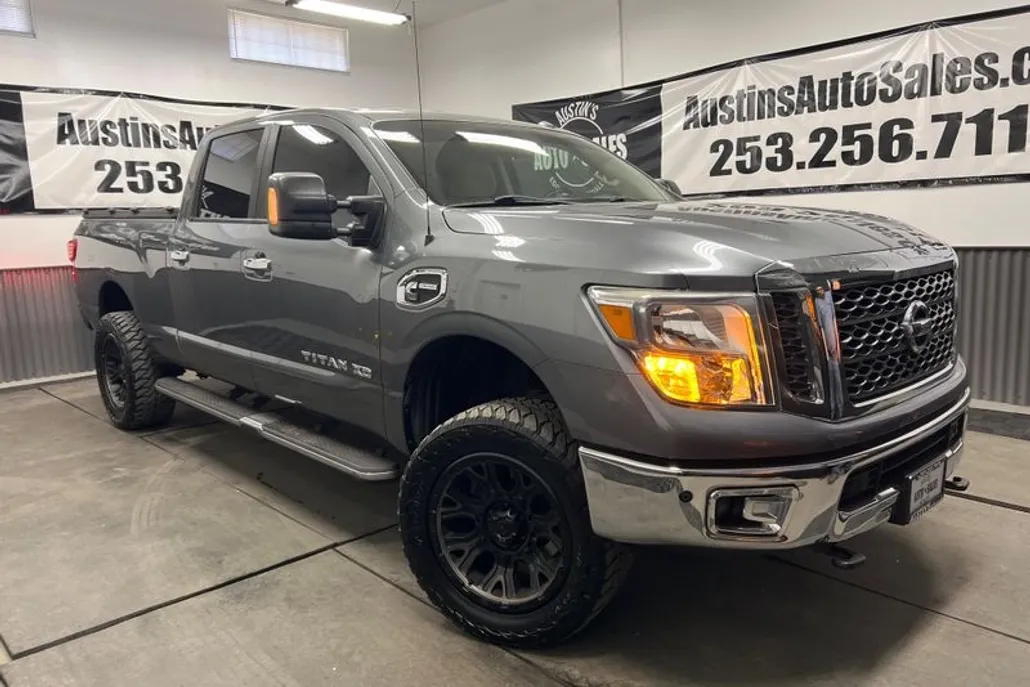 2016 Nissan Titan SV photo 1