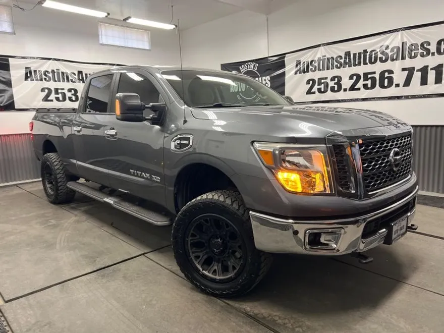 2016 Nissan Titan SV photo 1