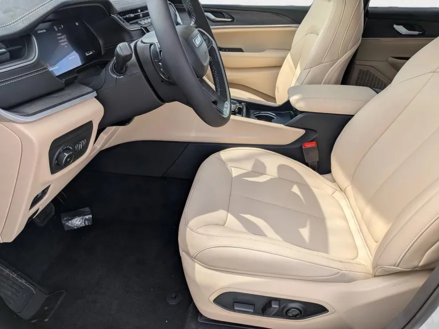 2025 Jeep Grand Cherokee Limited photo 1