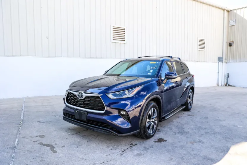 2023 Toyota Highlander XLE photo 1