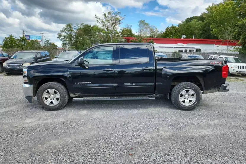 2018 Chevrolet Silverado 1500 LT photo 1