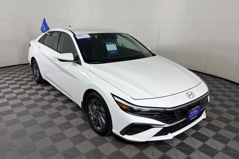 2024 Hyundai Elantra SEL photo 1