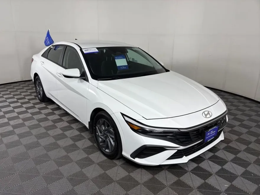2024 Hyundai Elantra SEL photo 1