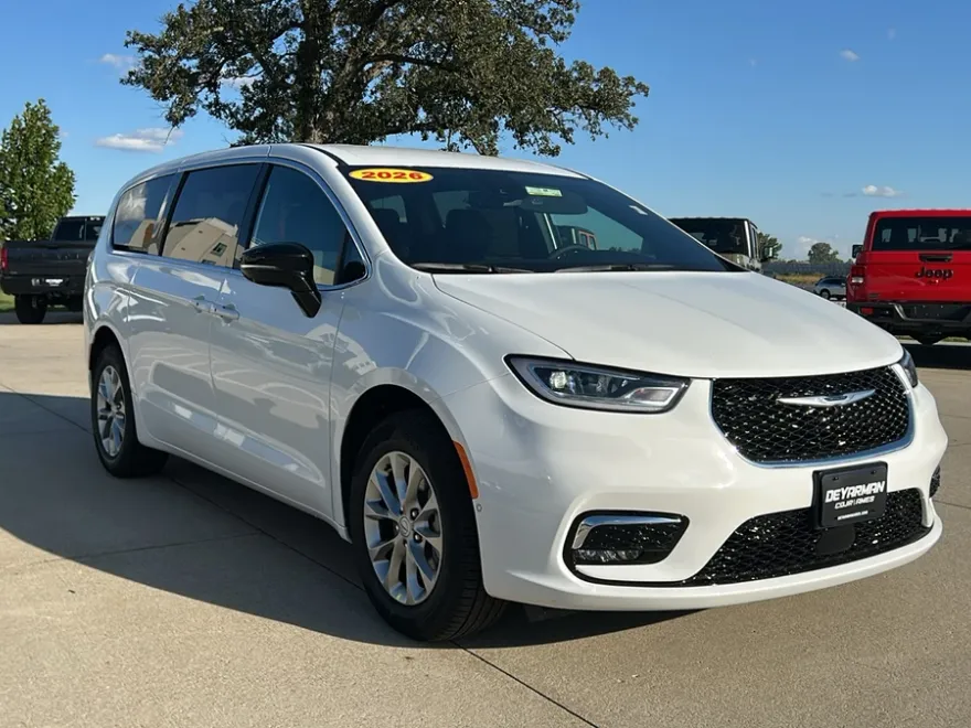 2026 Chrysler Pacifica photo 1