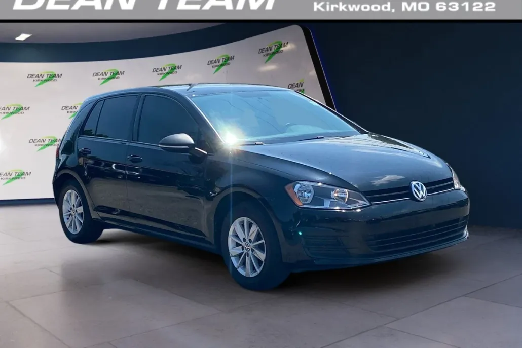 2017 Volkswagen Golf S photo 1