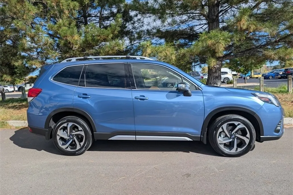 2023 Subaru Forester Touring photo 1