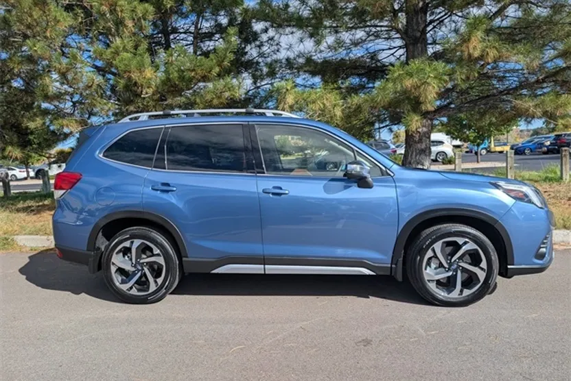 2023 Subaru Forester Touring photo 1