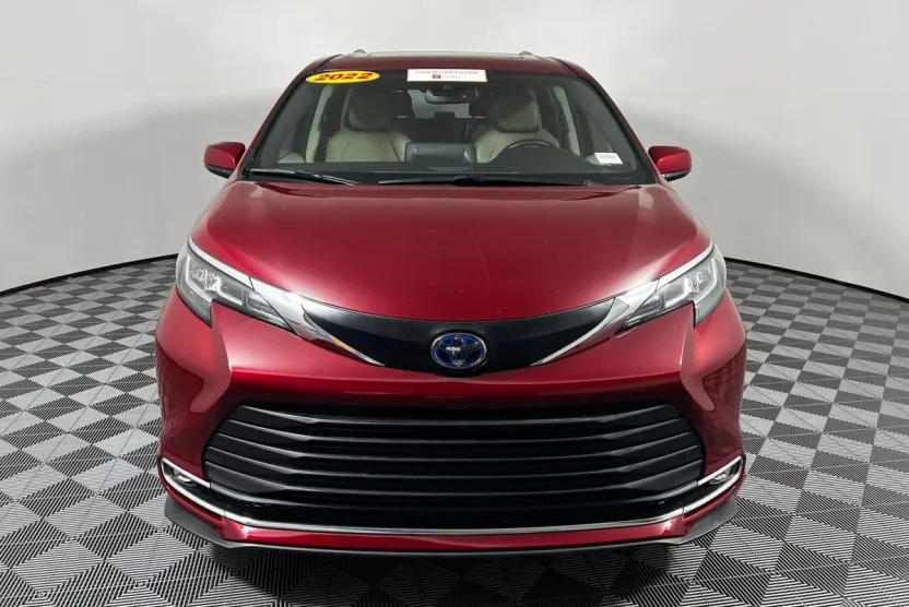 2022 Toyota Sienna XLE photo 1