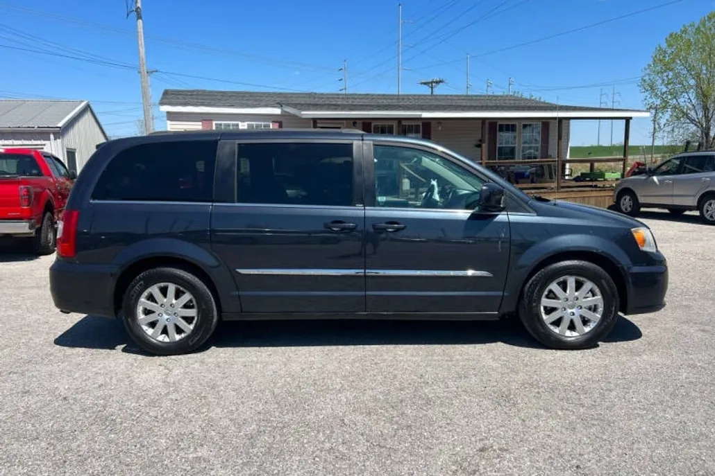2014 Chrysler Town & Country Touring photo 1
